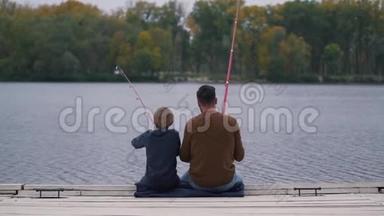 父子在湖上钓鱼